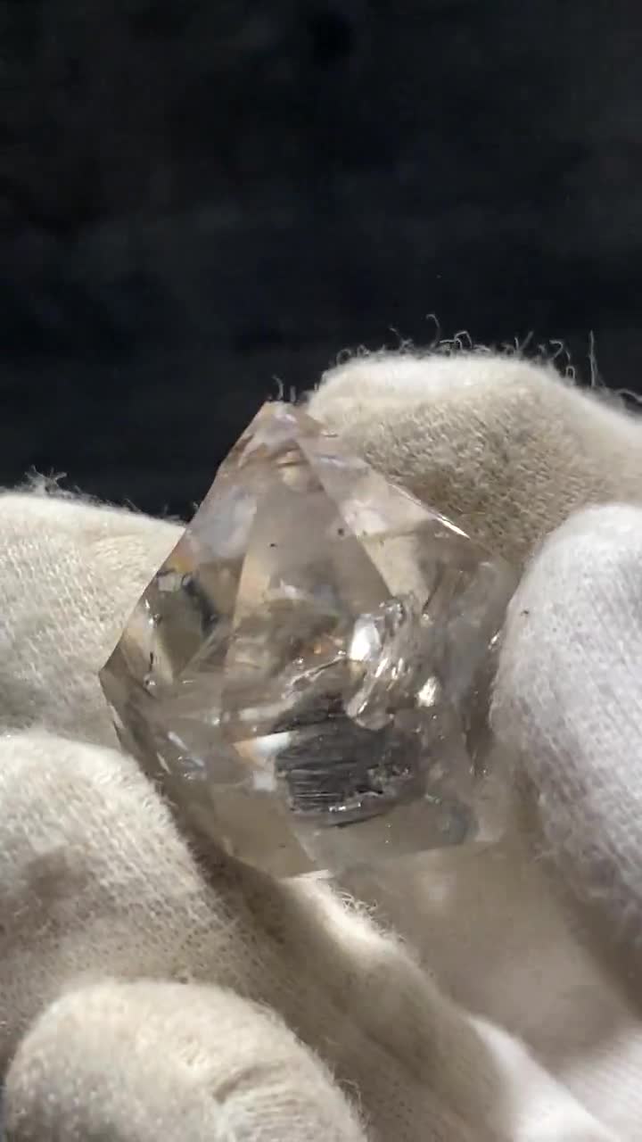 ハーキマーダイヤモンド型水晶 - 両端にセピオライトが入った