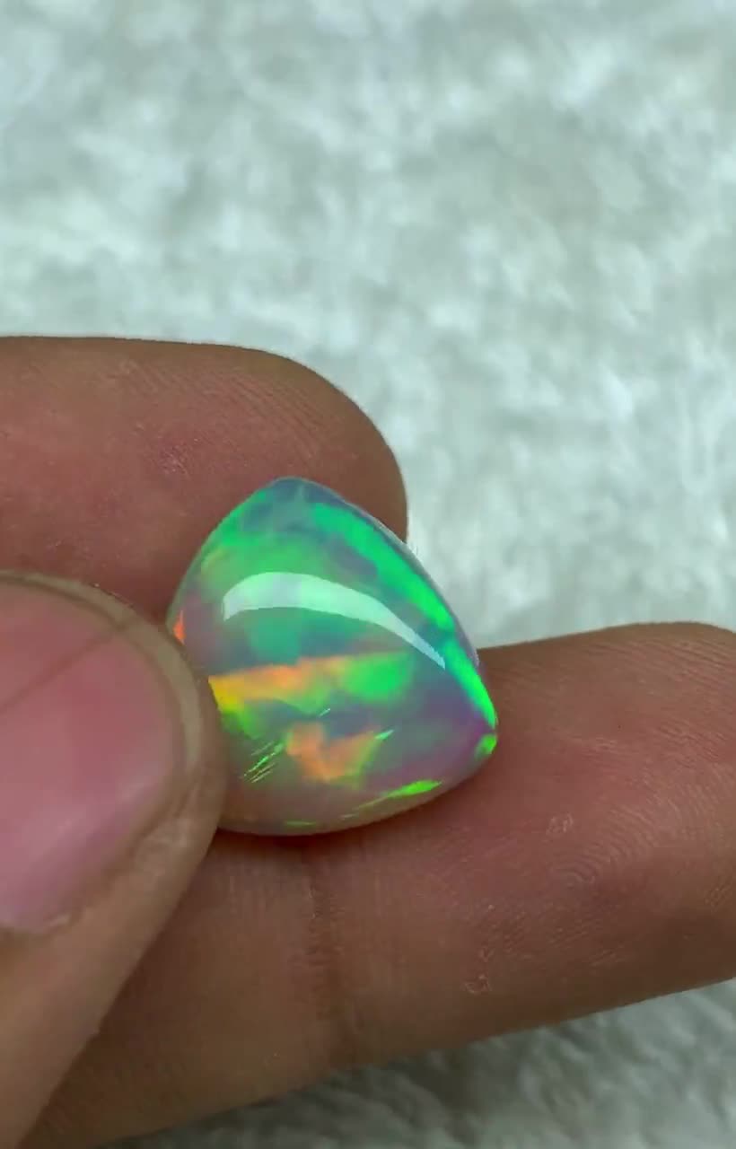 Paire D'opales Rares D'Éthiopie Welo - 9x7 Mm Ovale, Jeu De Couleurs Flamboyant, 2.10 Ct