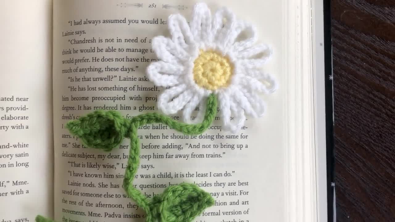 Harloon 4 Pieces Flowers Crochet Bookmark Floral Bookmarks