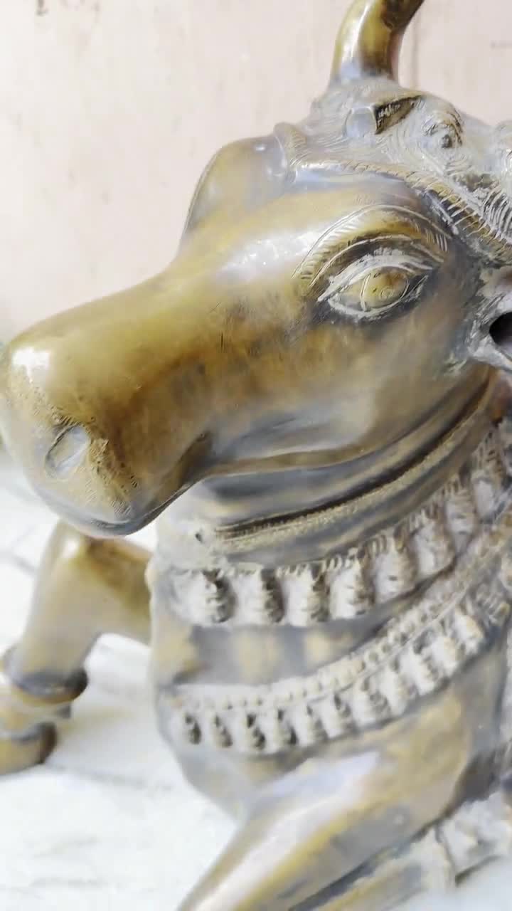 古い真鍮製のインドのナンディ像、手彫りのナンディ、真鍮製のアート
