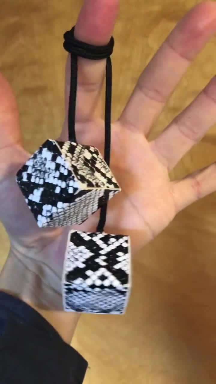 Ganci per specchietti retrovisori in pelle di serpente! Nuovo prodotto in acero massiccio per auto o camion, fatto a mano negli Stati Uniti. Specchietto retrovisore in legno con dadi. Specchio in pelle di serpente. video poster