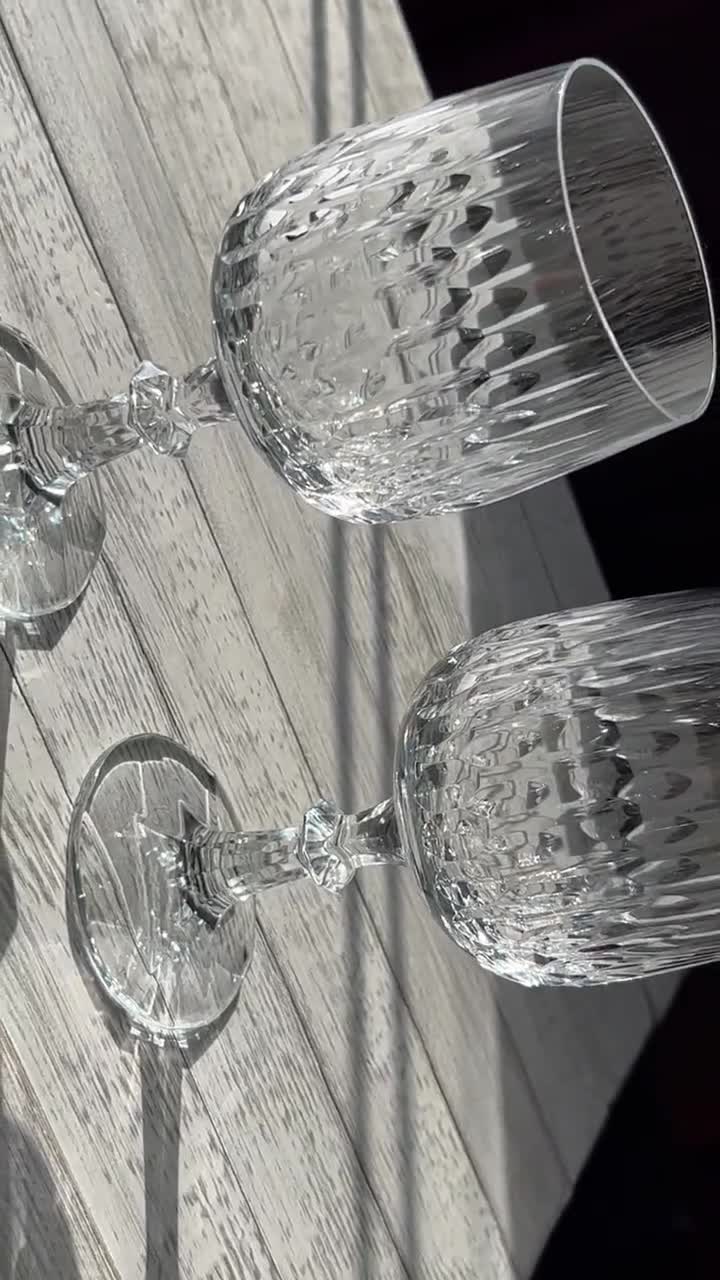 Copa vintage de cristal Schott-Zwiesel Flamenco, vidrio tallado alemán soplado a mano, descatalogada en la década de 1980. Elegante copa para vino o agua. Por copa. video poster