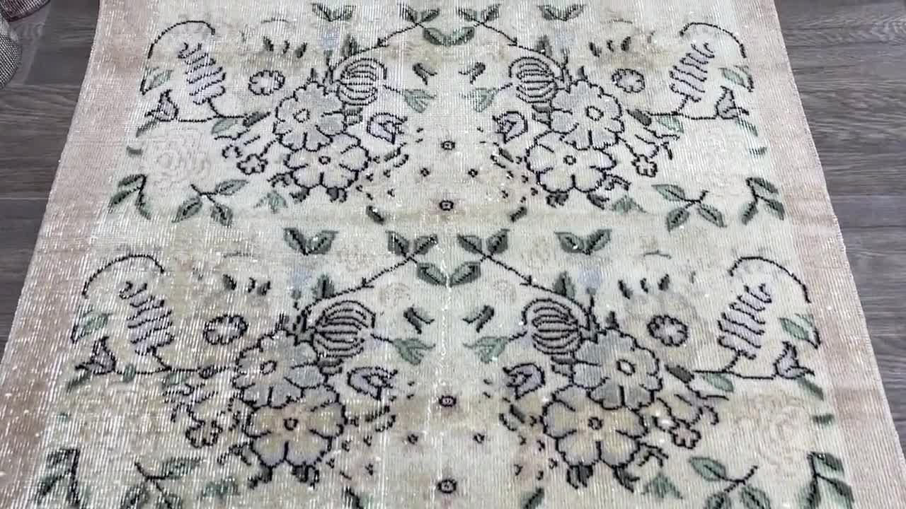 手織りのベージュ＆グリーンのトルコ製ランナーラグ：3.4x6.2フィート