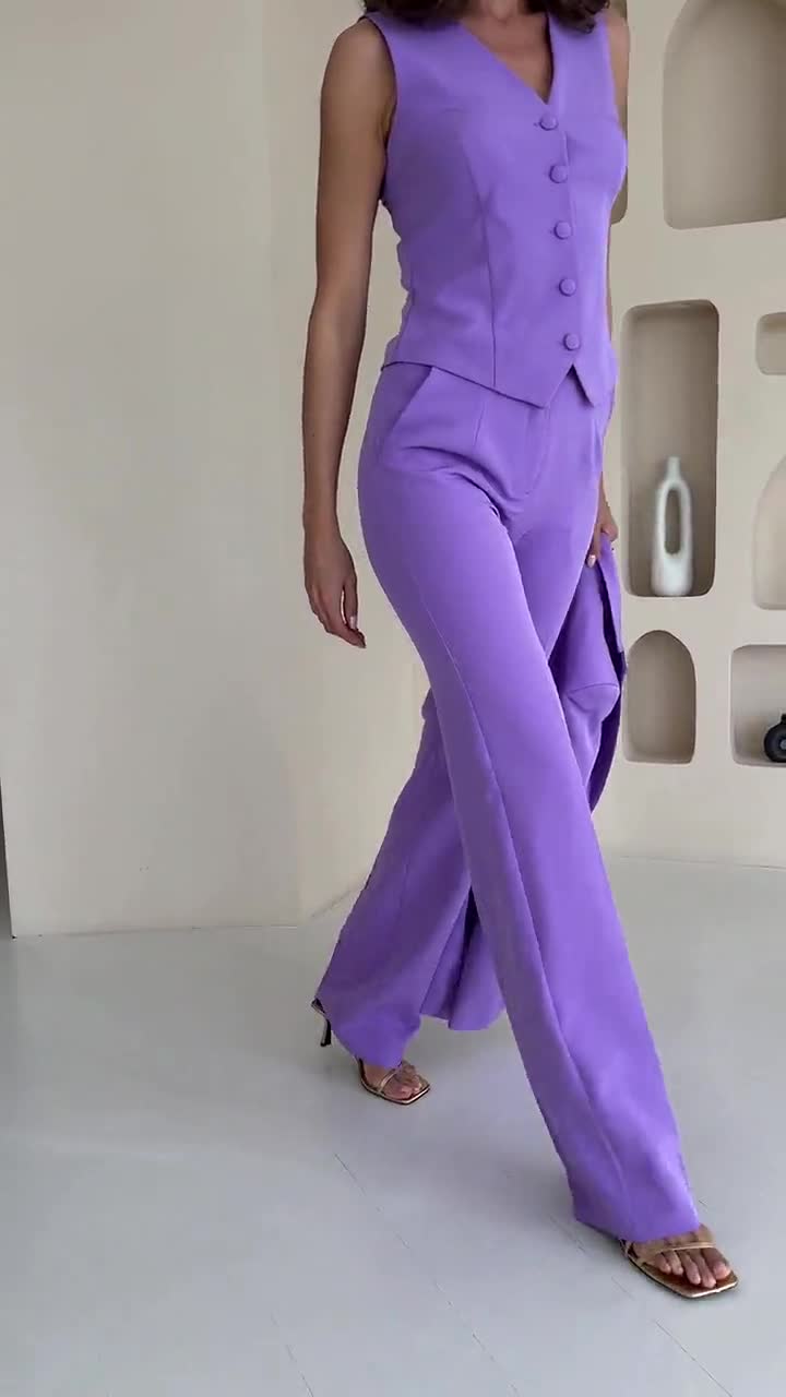 ラベンダー色のフォーマルパンツスーツ（レディース）、ベスト付き