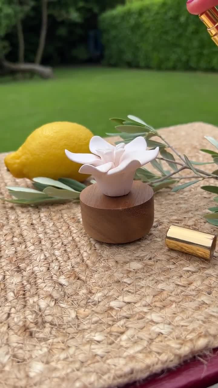 Diffusore di oli essenziali in legno di acacia con fiore di gelsomino in porcellana, un fiore profumato per l'igiene domestica. Collezione ANOQ Paris. - Italia