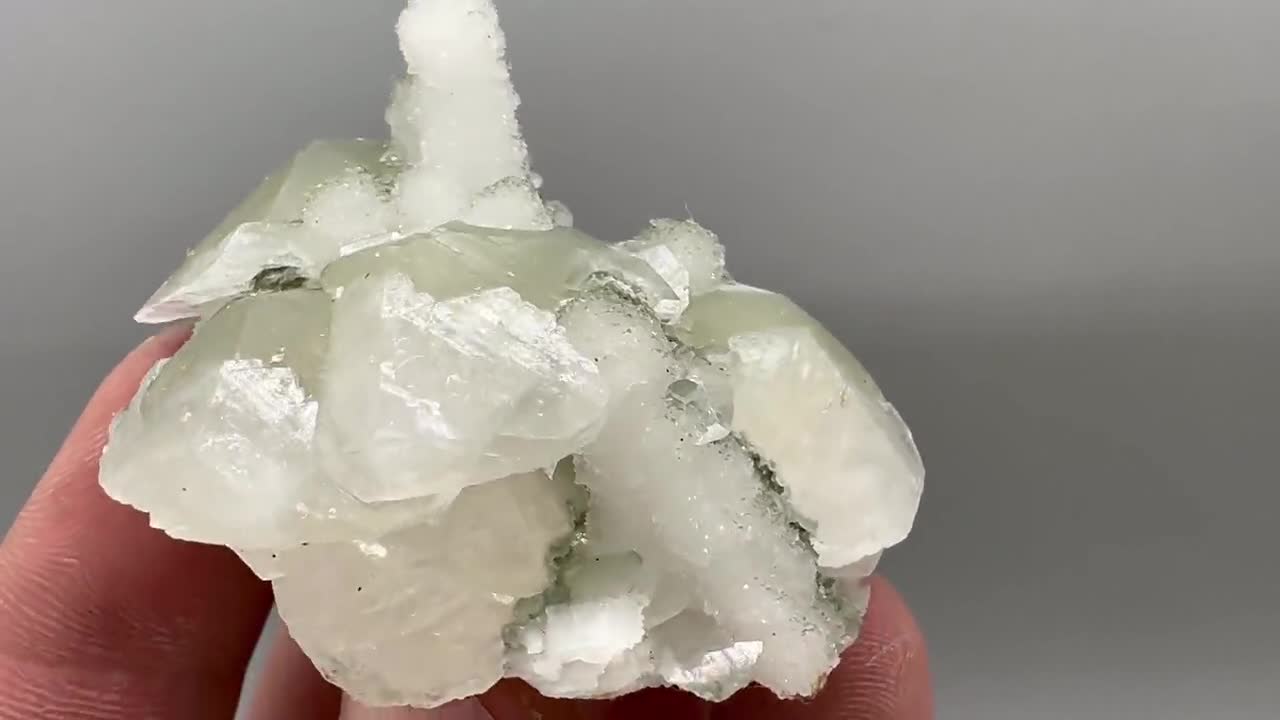 緑泥石をまとったカルセドニー上の見事な方解石、天然鉱物、お