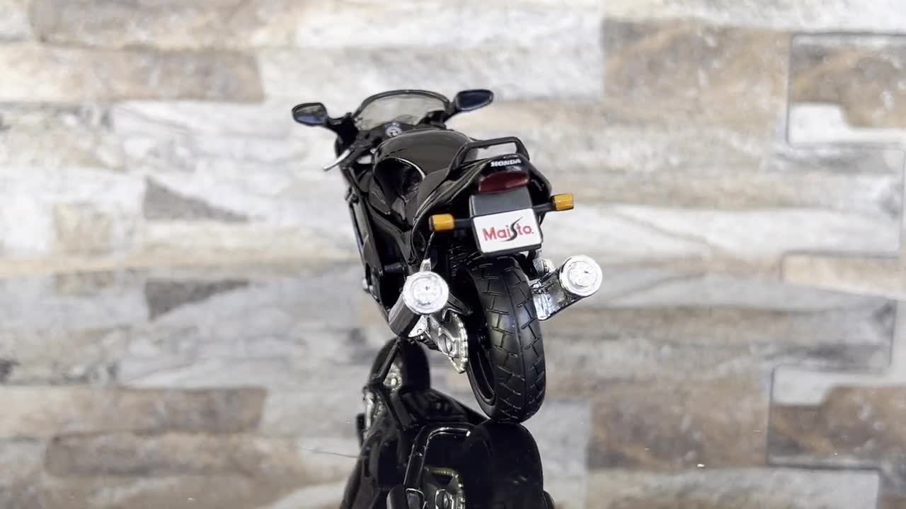 Honda CBR1100XX, Scale 1/18 Diecast Model Motorcycle, 1/18 Die