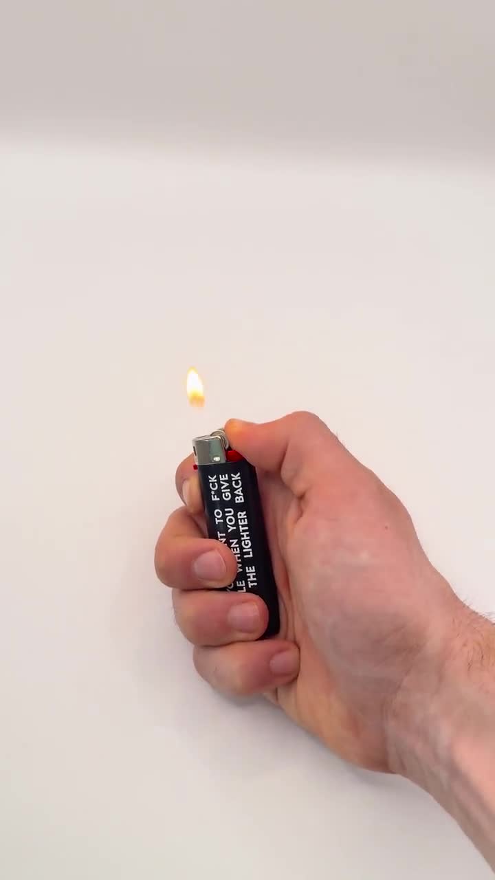 Encendedor – “Si quieres, joder, sonríe cuando me devuelvas el encendedor” Encendedor negro con estampado – Regalo para pareja video poster