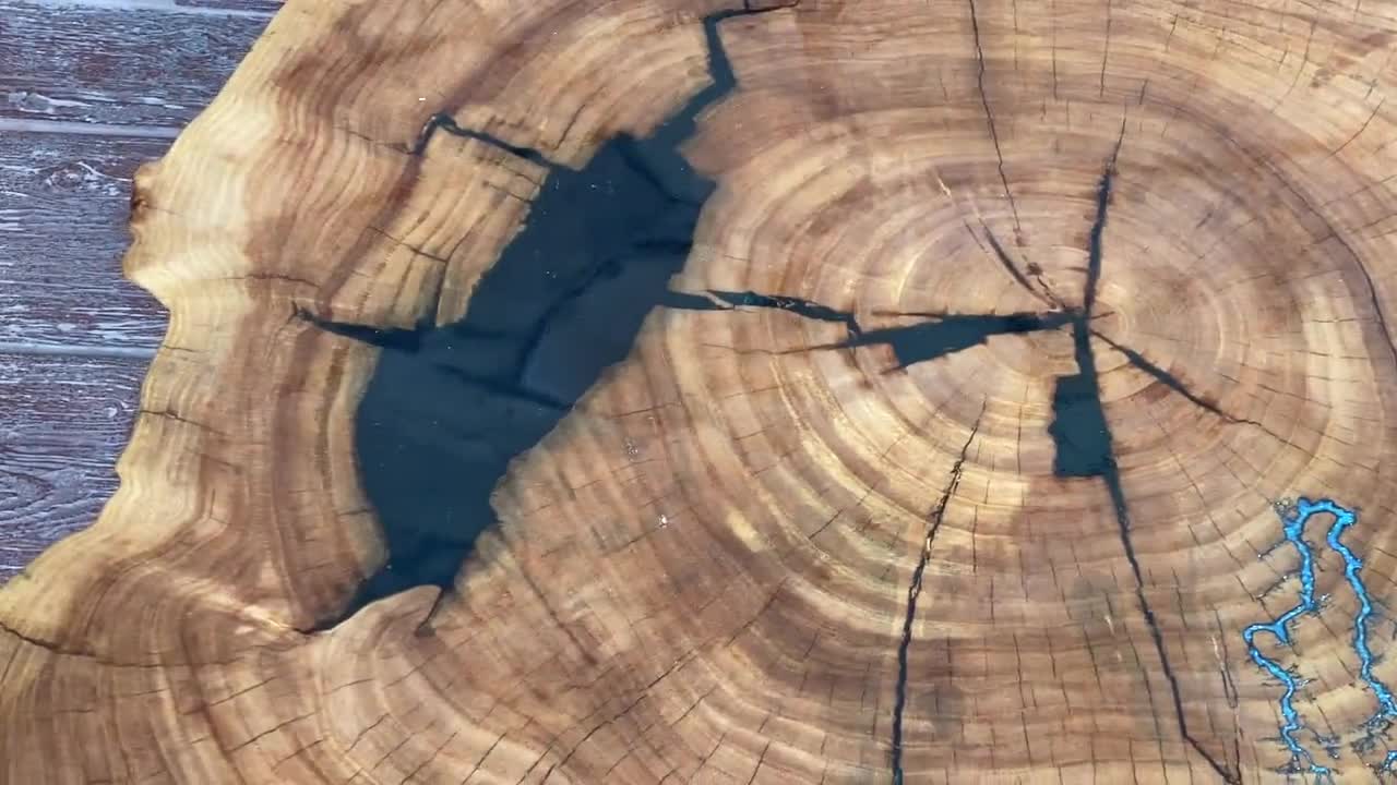 Fotos de Mesa Madera Borde Vivo Con Resina Epoxi Sobre Fondo Blanco -  Imagen de © hermanbik #392650746