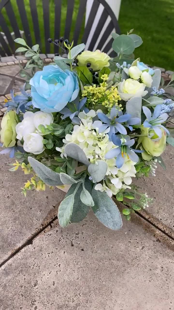 Centro de mesa para baby shower: arreglo floral azul cielo con letras del  alfabeto, image size:720x1280