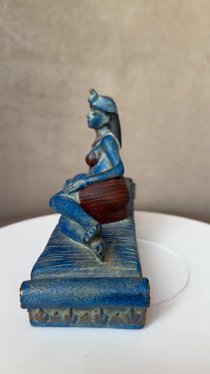 麗しのクレオパトラ 天然石セレクション エジプトで作られた石灰石で作られた、玉座に座るクレオパトラ