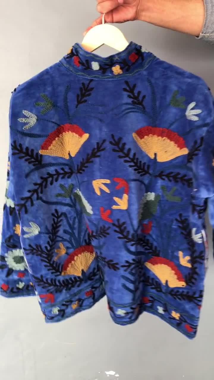 ブルーベルベットのスザニ刺繍ジャケット | ボヘミアンフローラル