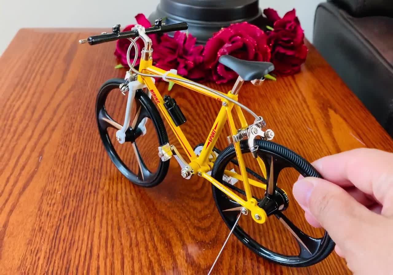GIVBRO Modèle de vélo miniature à l'échelle 1:10 - Mini vélo de montagne  miniature en métal classique - Accessoires pour maison de poupée miniature