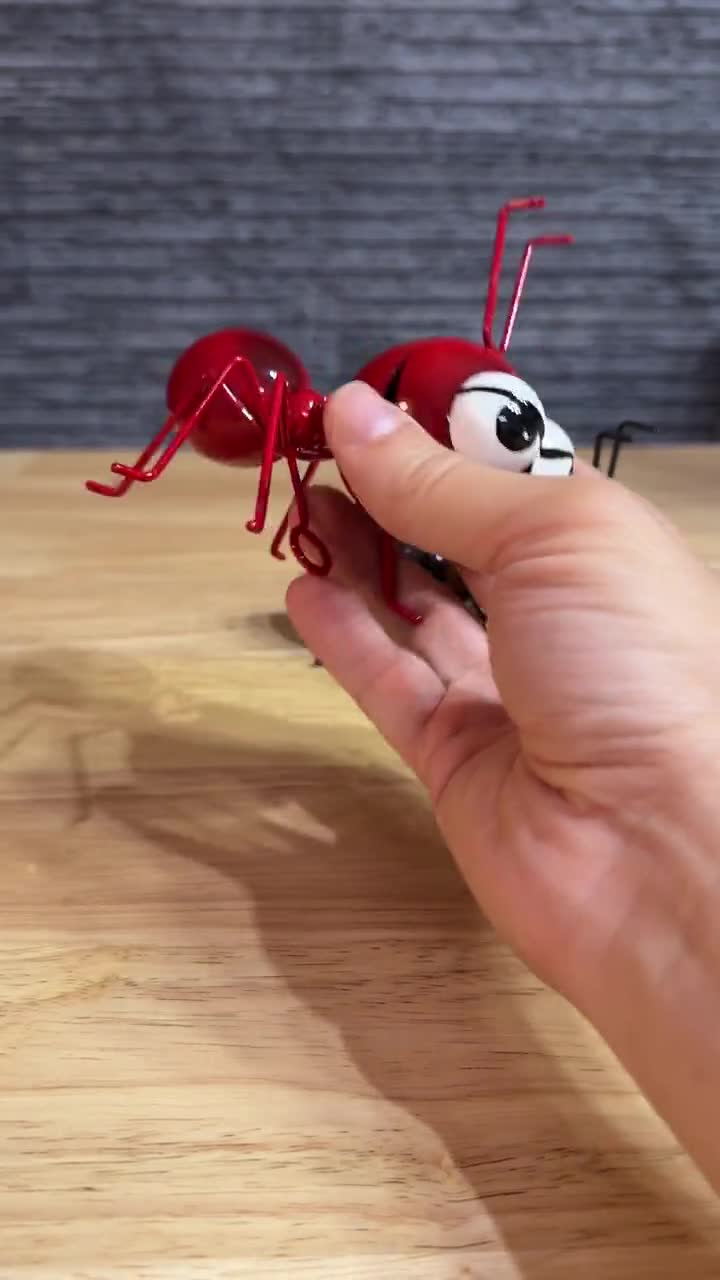 5インチの金属製アリの置物、庭の装飾、かわいい昆虫の彫刻、手作りの