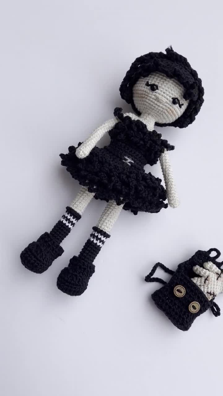 Make Netflix's Wednesday and Enid, an amigurumi crochet pattern –