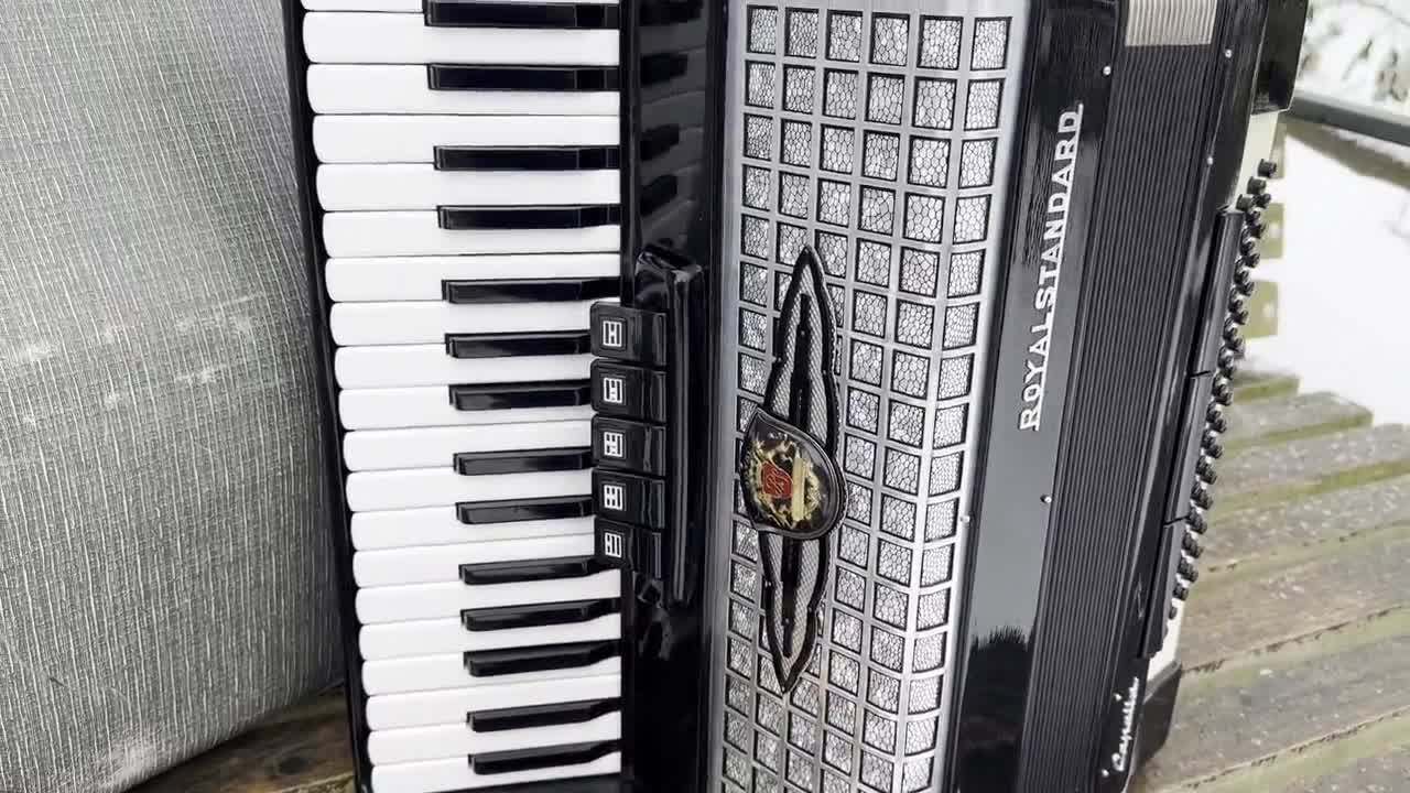 New Royal Standard Capella Accordion, 80 Bass, 3 Voices, 5+3