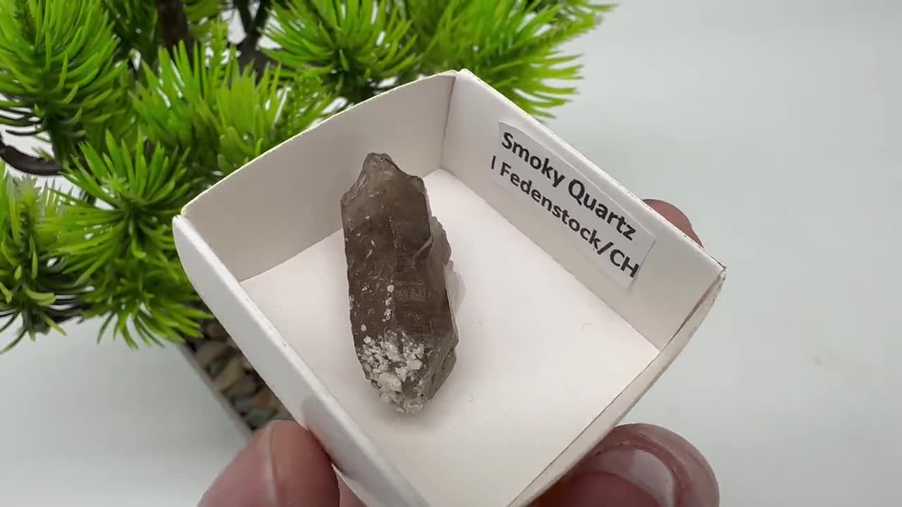 スイス、フェデンストック（山）産の希少スモーキークォーツ、鉱物