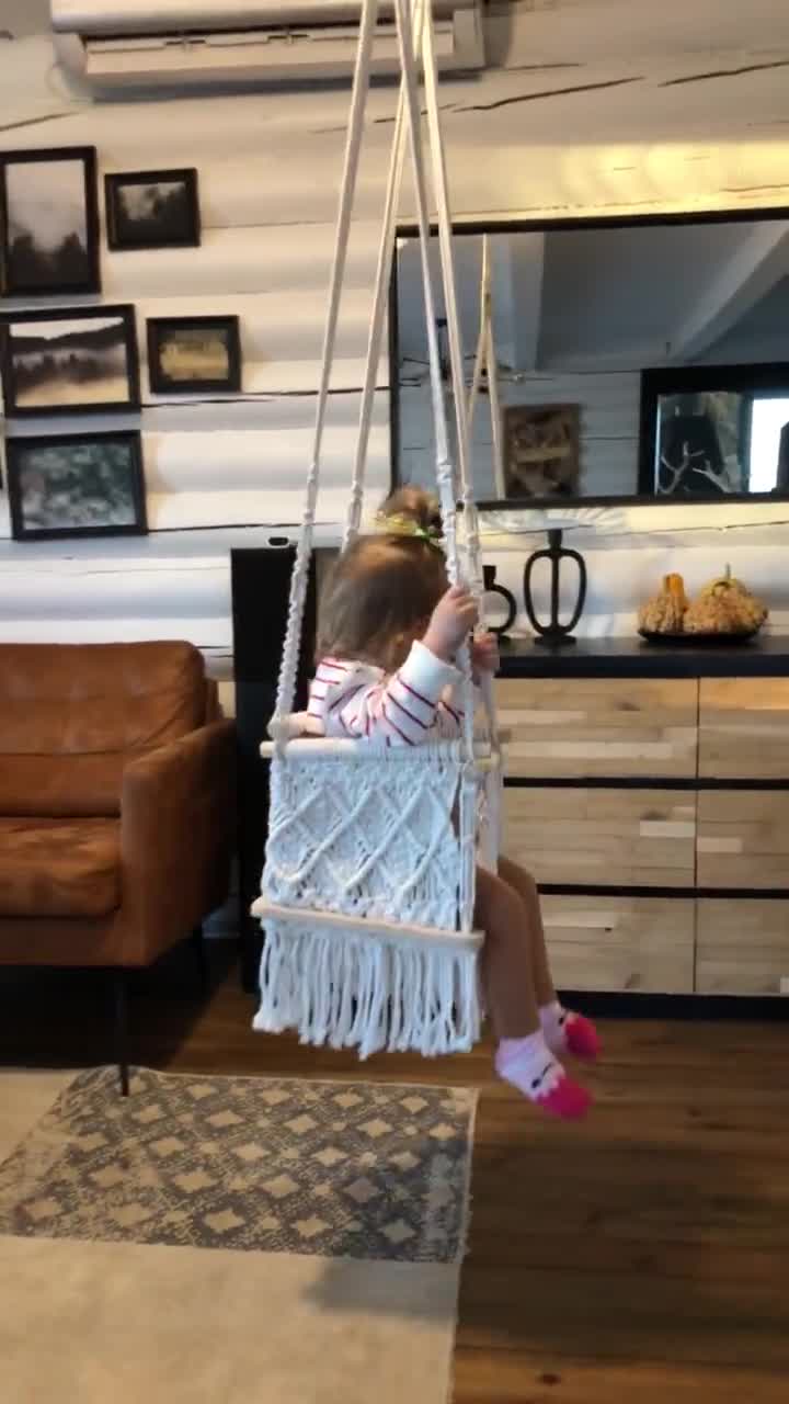 Balançoire intérieure pour bébé en macramé, décor de pépinière