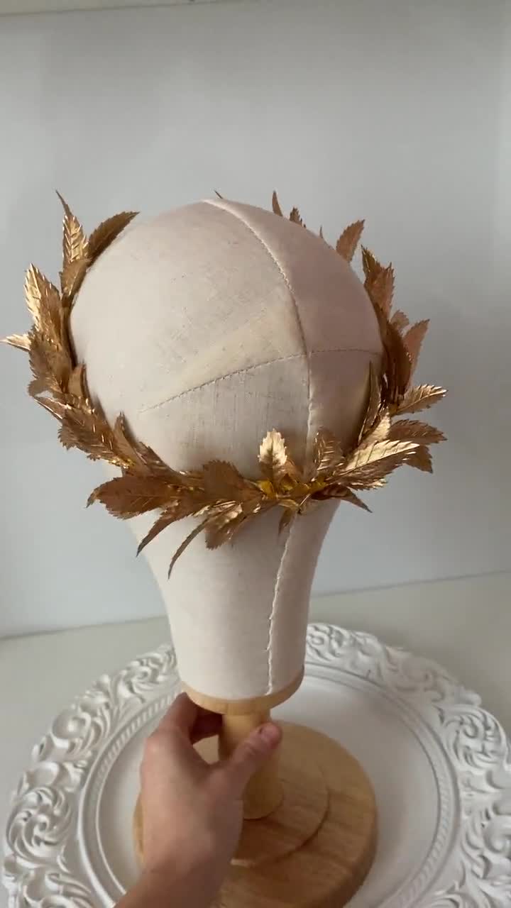 Pack De 3 Diademas De Laurel Dorado – Corona Romana De Tela, Diámetro 18.5 Cm, Ideal Para Fiestas Temáticas, Disfraces, Bodas Y Eventos De Estilo Antiguo