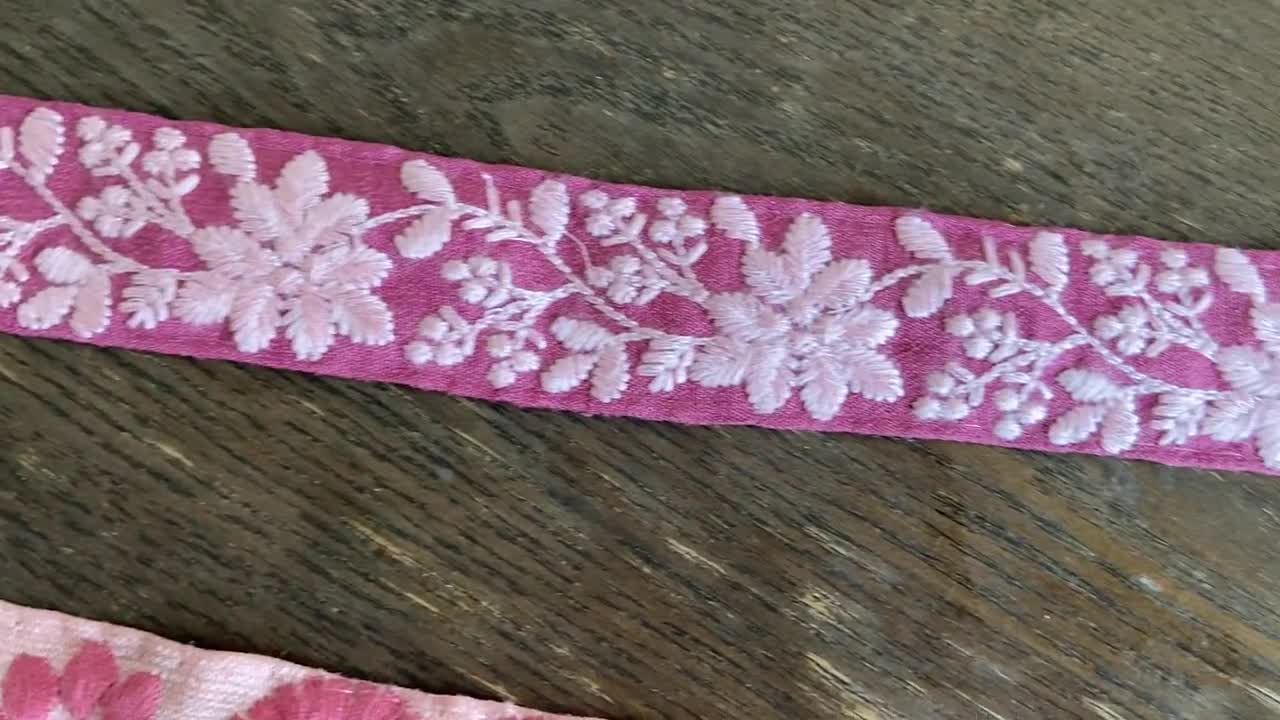 ピンクホワイトの花柄刺繍トリム：ラクノウィチカンカリレース、インド