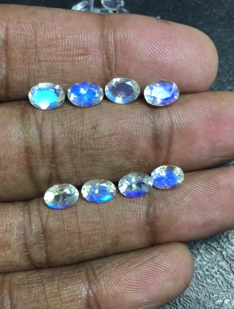 レインボームーンストーン 8 x 6 mm ファセットオーバル / ブルー