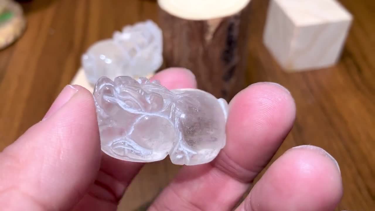 クリアクォーツの貔貅の置物：富と守護の水晶 - Etsy 日本