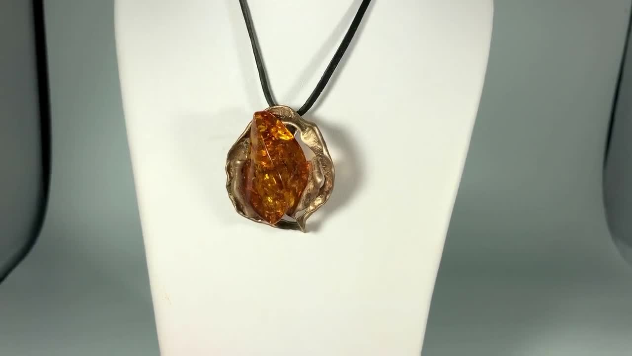 Colgante de ámbar báltico hecho a mano: collar de plata de ley 925 video poster
