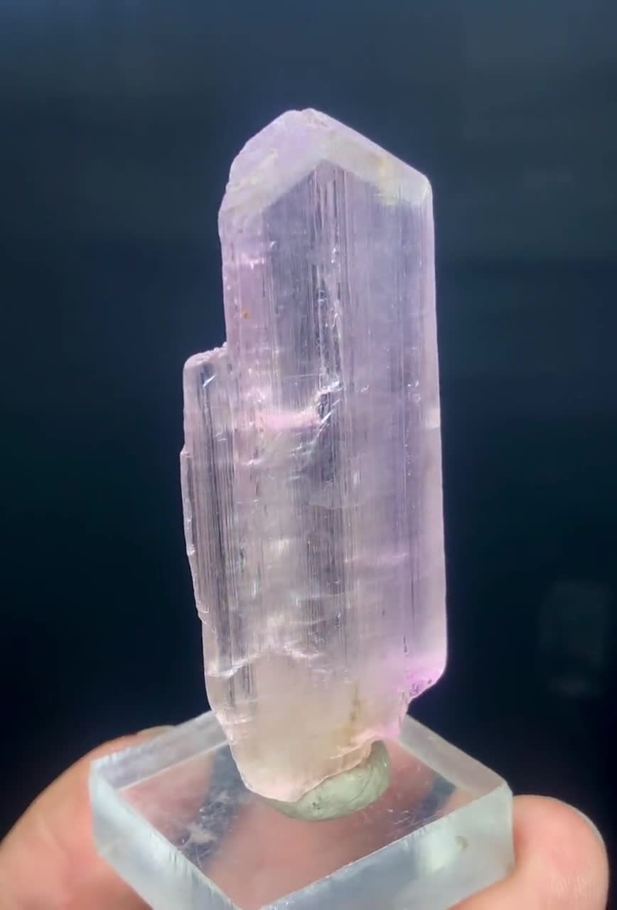 ピンククンツァイトの原石標本：アフガニスタン産のカット済み結晶（25
