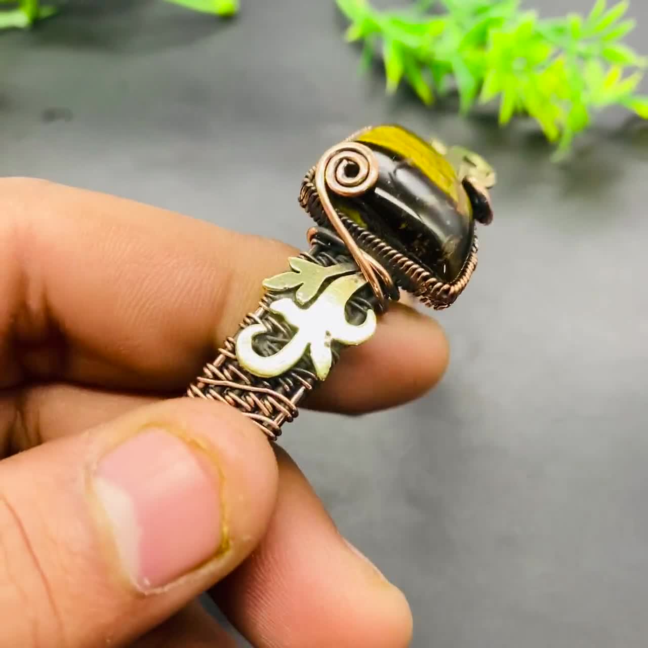 ハンドメイドタイガーアイ銅カフブレスレット：ワイヤーラップ