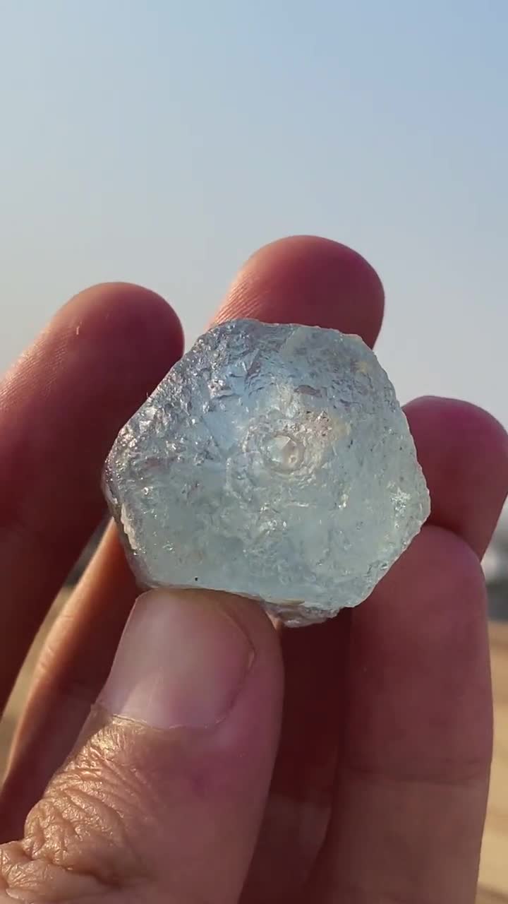 エッチングされたアクアマリン結晶：原鉱物標本、パキスタンの