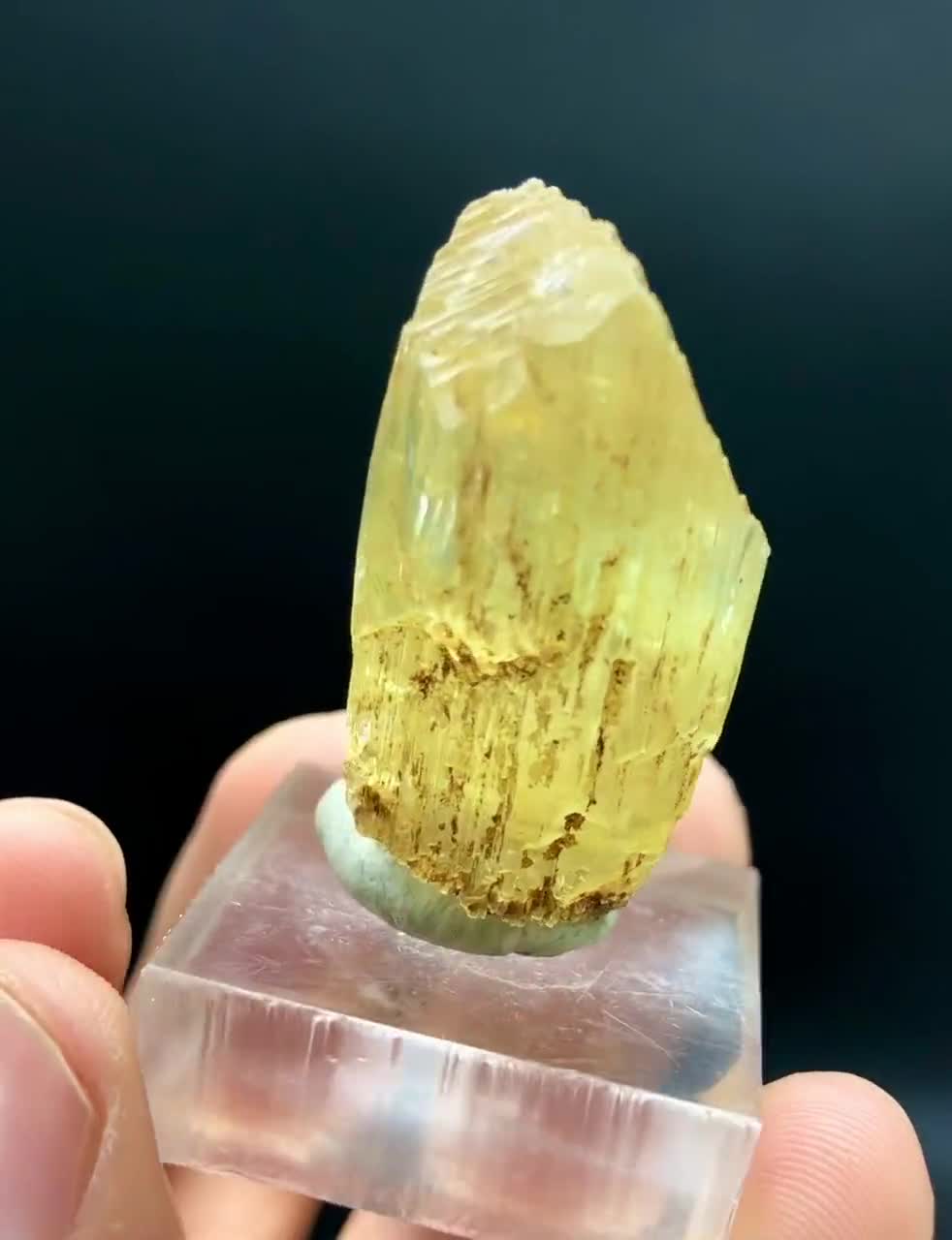 イエロートリフェーンクンツァイト標本：原石の山型鉱物（26グラム