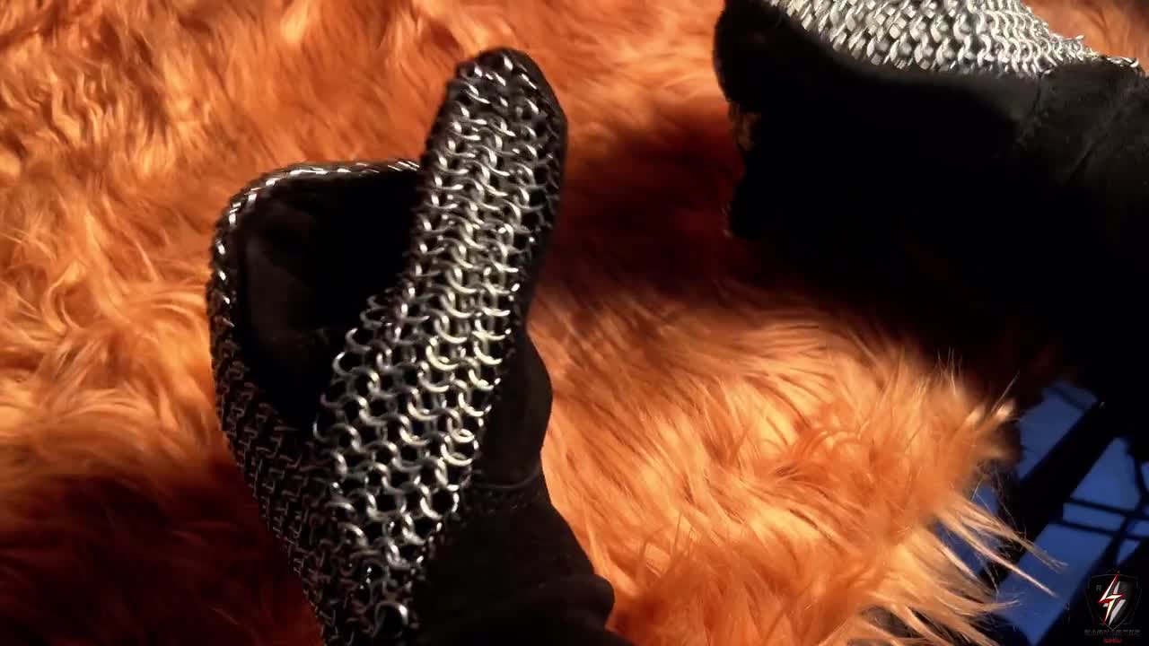 Handcrafted Suede Gloves with Chainmail Design - MedieWorld