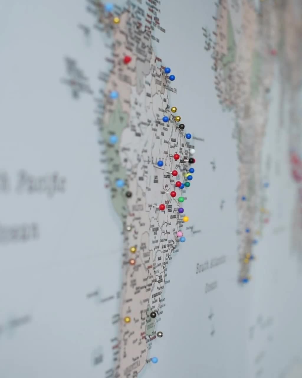 Lienzo detallado del mapa del mundo con chinchetas, arte de pared de viaje  personalizado para marcar los lugares en los que has estado, rastreador de  aventuras familiar pinnable con ciudades 