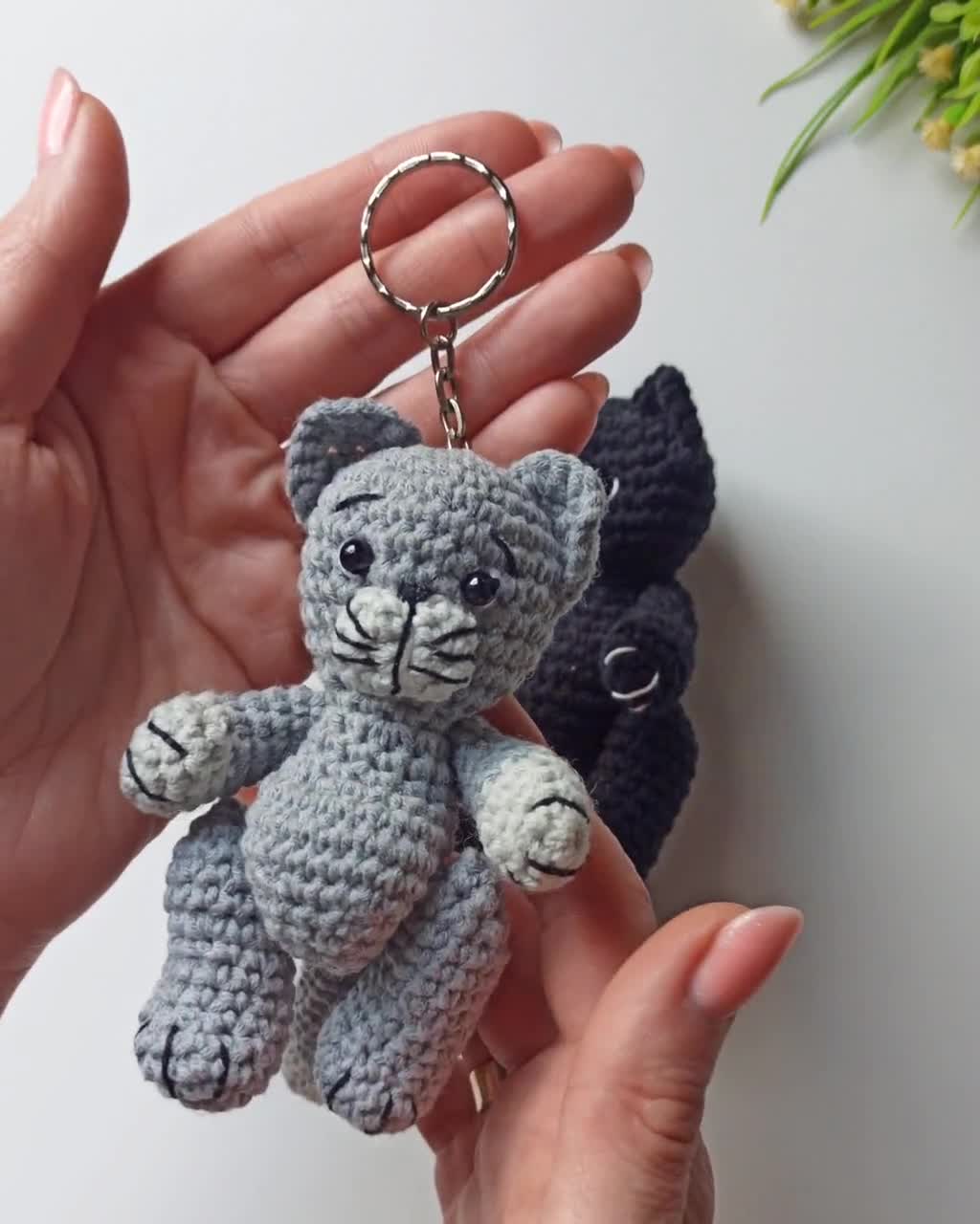 かぎ針編みの猫のパターン、黒猫の編みぐるみキーホルダーの簡単