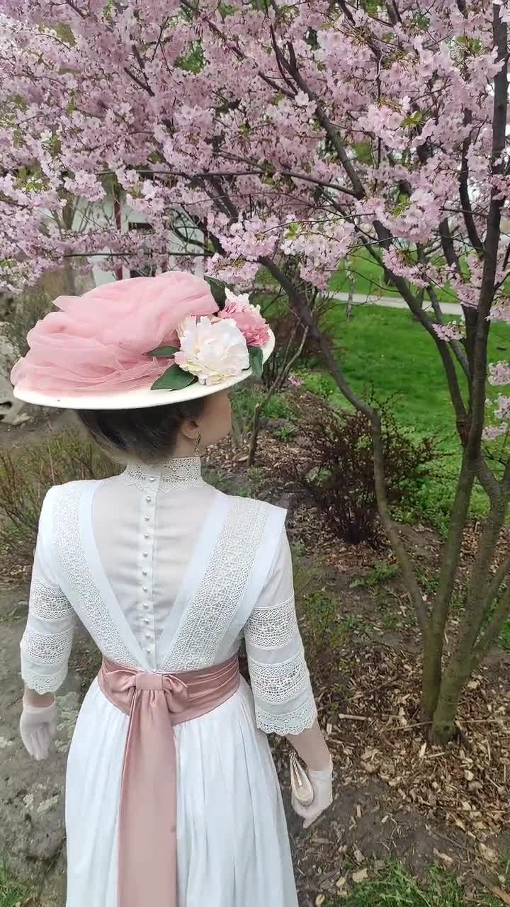 エドワード朝のつば広帽子：クリーム色の花柄チュール、歴史的レプリカ