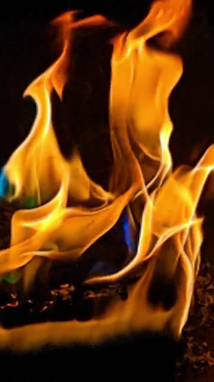Le Feu D'arc-en-ciel Magique Mystique Change De Couleur Aux Flammes  Multicolores Le Feu De Joie Brûle Dans De Nombreuses Couleurs Banque De  Vidéos - Vidéo du couleur, extérieur: 157947088