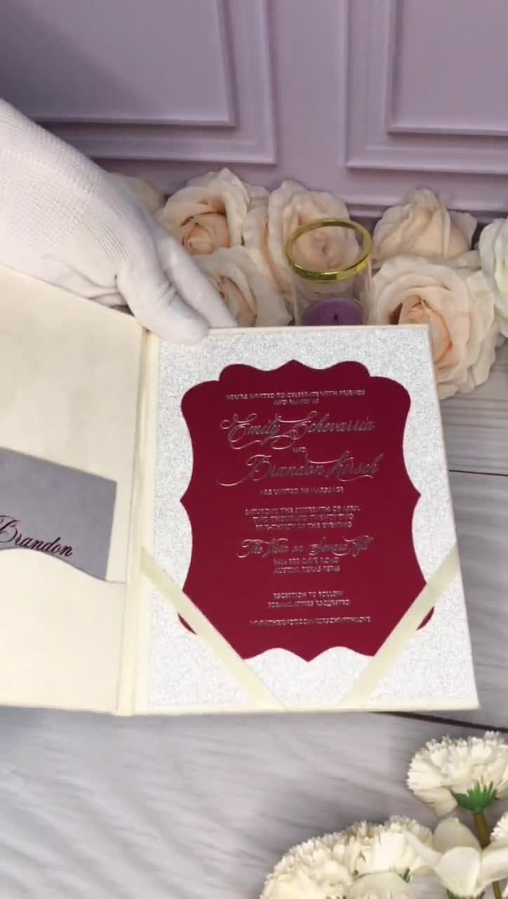 Invitación de boda en folio de terciopelo marfil: monograma con lámina de  oro auténtico, image size:724x1280