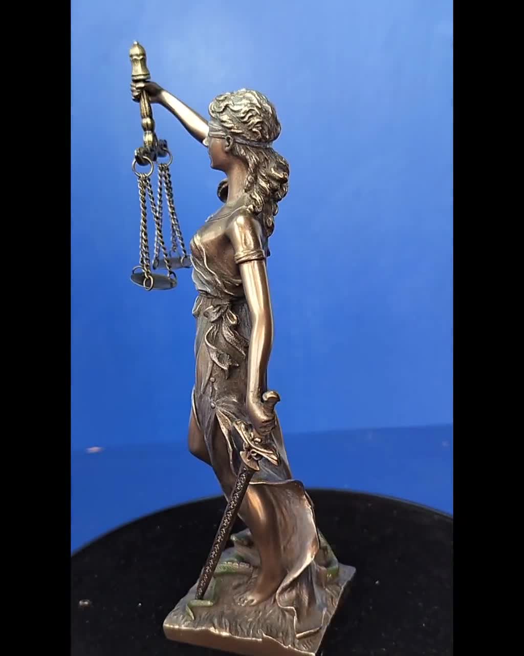 正義の女神像｜ブロンズ仕上げの法律事務所装飾品（高さ約20cm