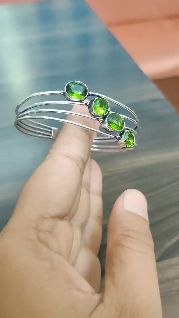 ペリドット カフ：グリーンの宝石をあしらったスターリングシルバーの