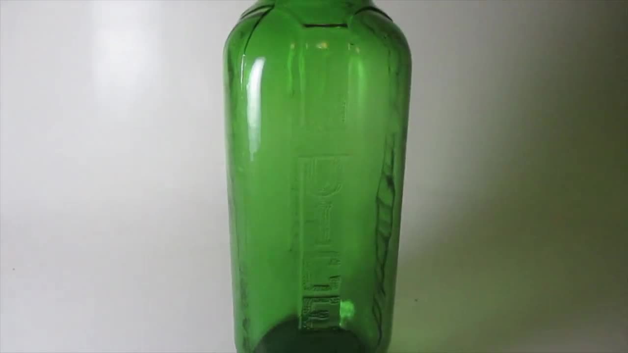 Vintage Emerald Green Glass 40oz Juice Water Measuring Refrigerator Bottle  w/Cap