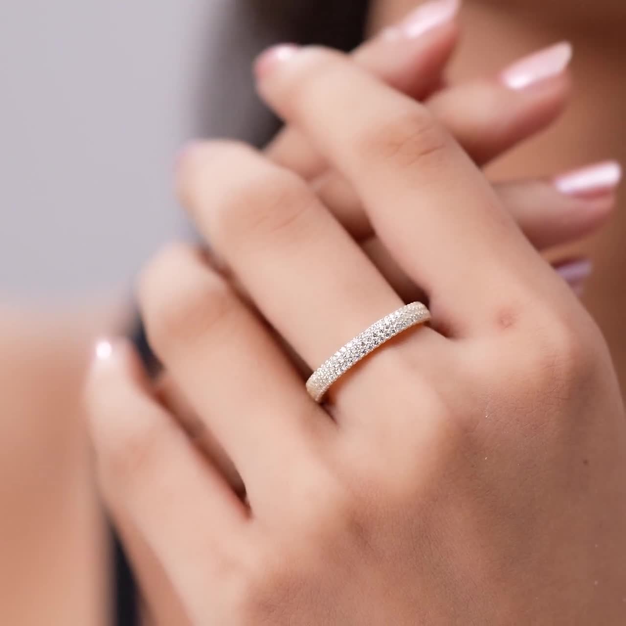 14Kゴールド 3列ダイヤモンドバンド • パヴェエタニティウェディングリング • ステートメントリング video poster