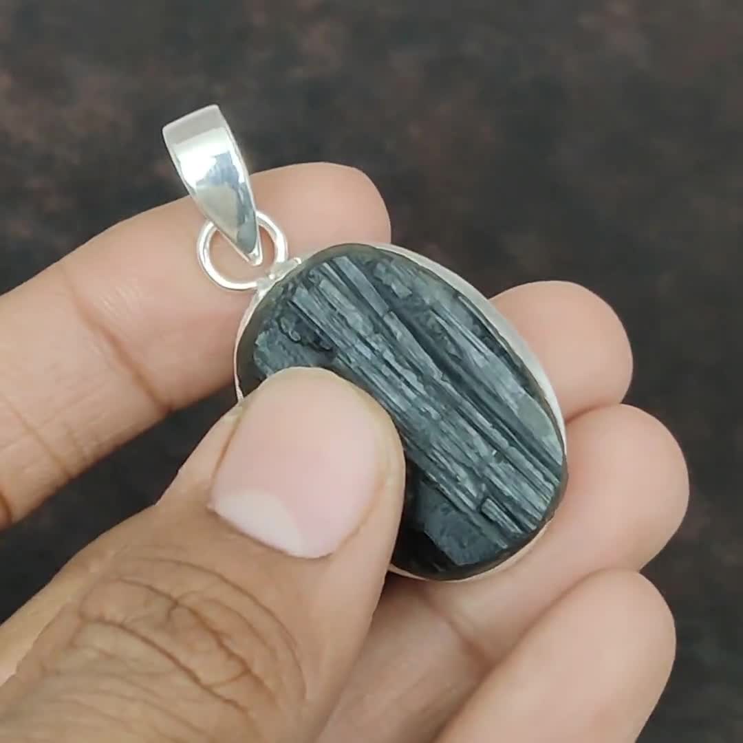 ブラックトルマリン原石ペンダント：ハンドメイド925スターリング