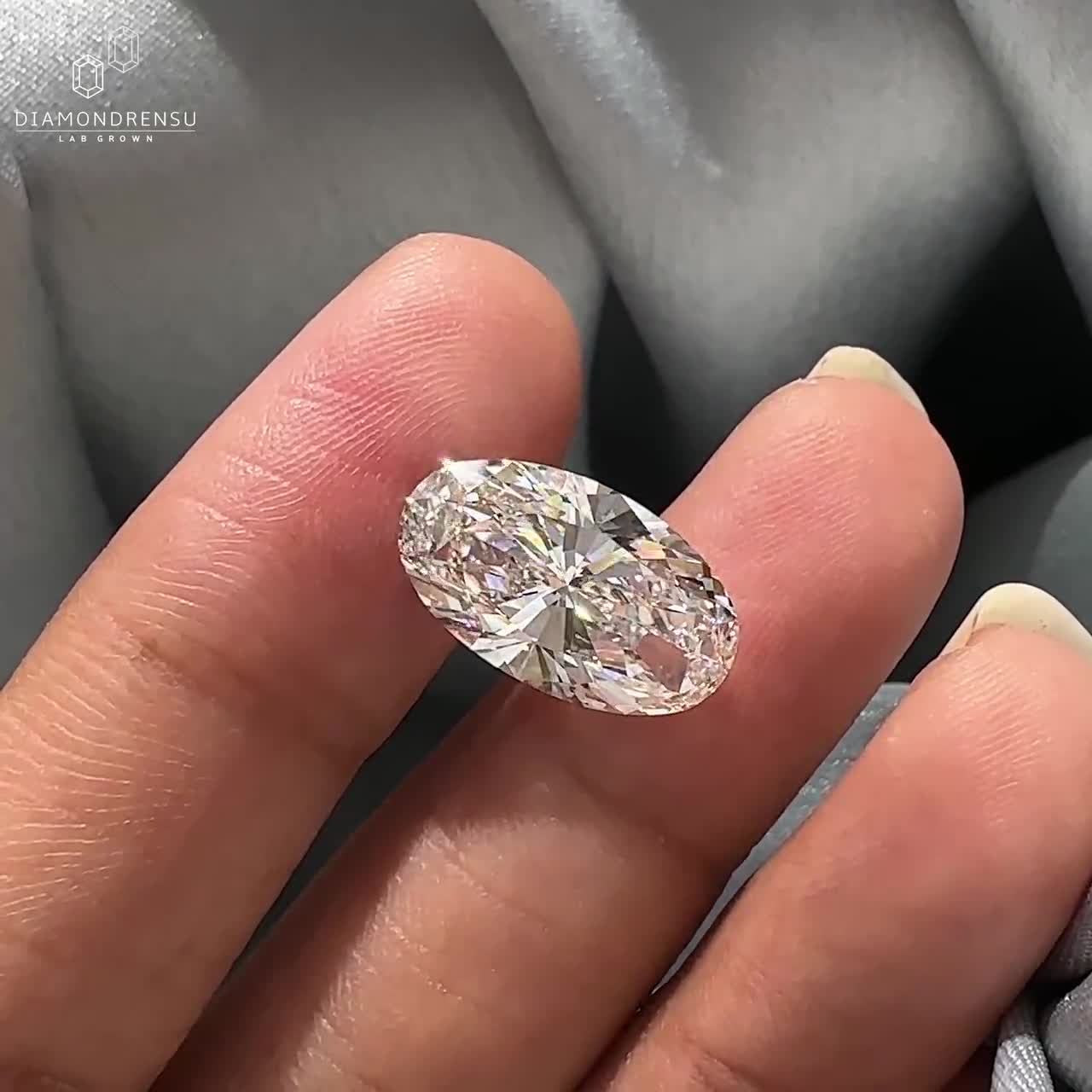 5カラットの細長いオーバル型ラボグロウンダイヤモンド（婚約指輪用