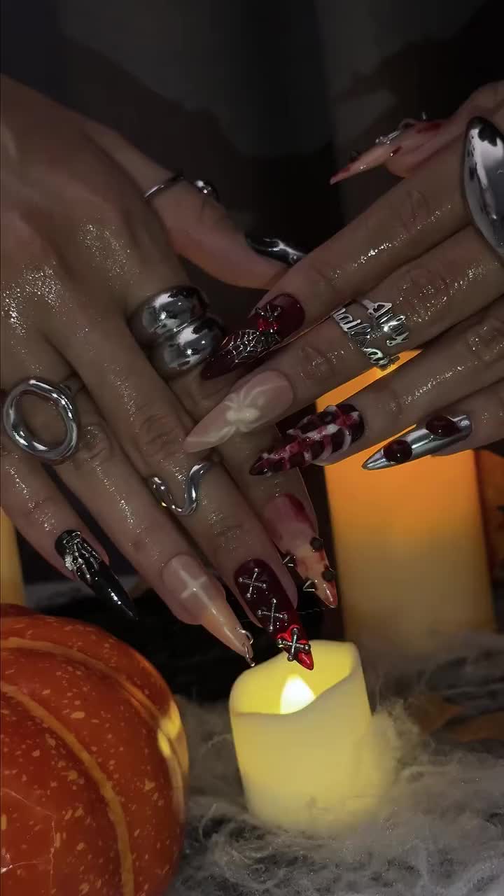 蜘蛛の巣、十字架、スパイクをあしらったハロウィンゴシックプレスオン