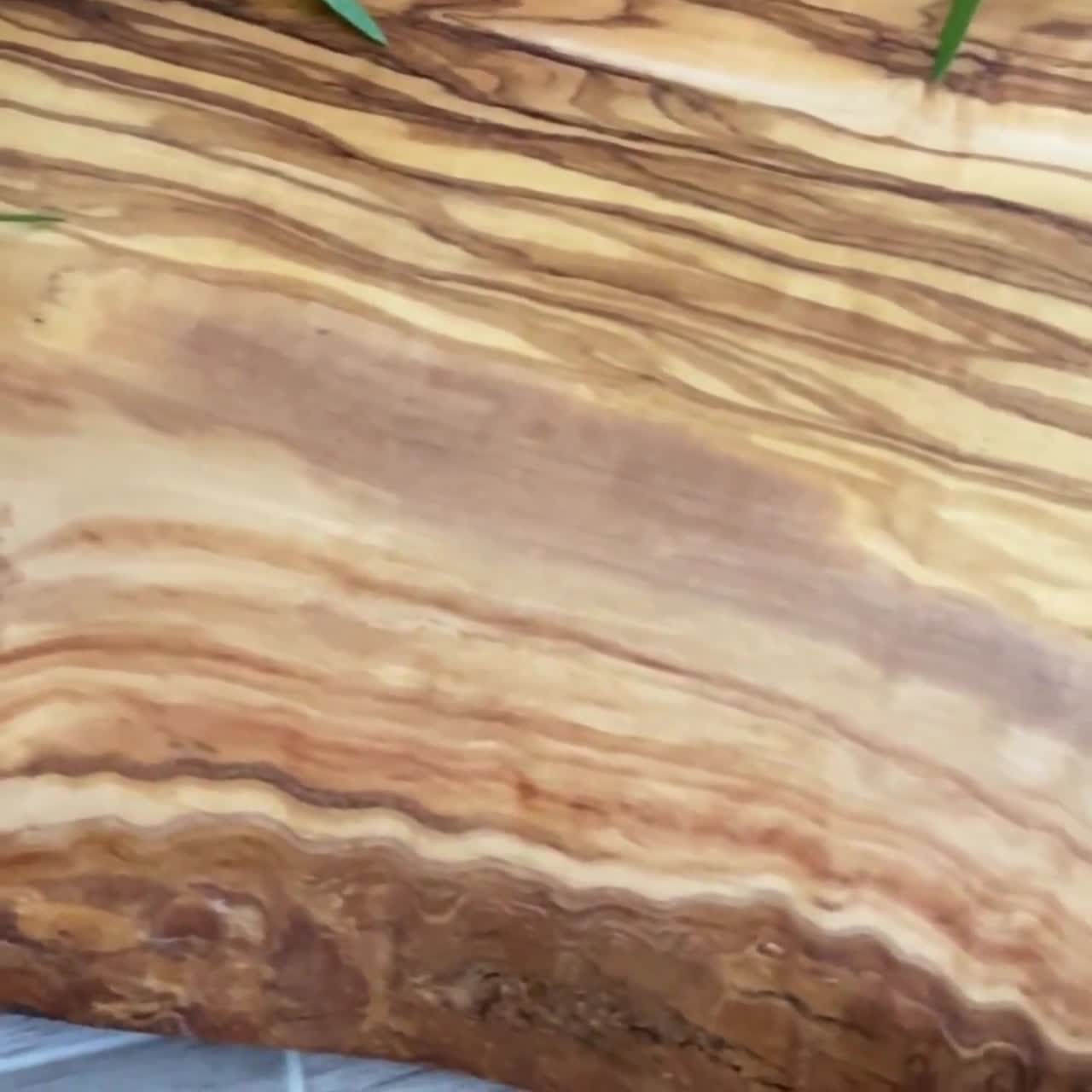 https://v.etsystatic.com/video/upload/q_auto/Lapin_blond_12_in_olive_wood_platter_ETSY_video_2_olhs1k.jpg