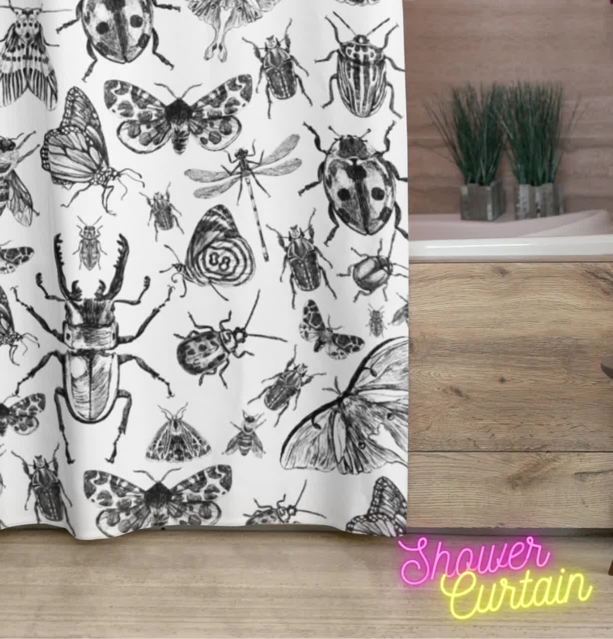 Cortina de ducha con estampado de insectos, mariposas y escarabajos en  blanco y negro, decoración de baño maximalista, image size:1228x1280