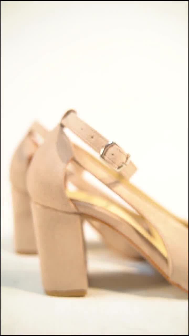 Zapatos de salón para mujer en piel beige, tacón bloque -  ELAMAEVER270001043