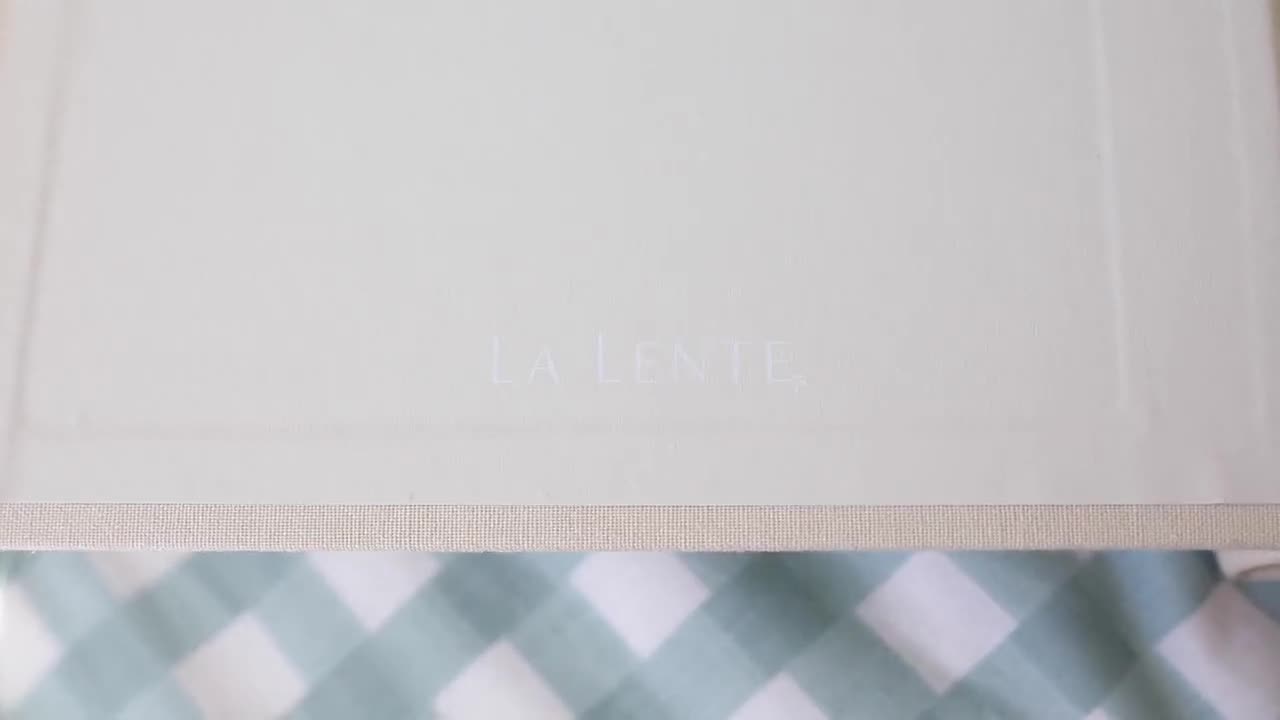 La Lente Luxury Linen Photo Album with Acid Free Pockets, Traditional Book Bound with Hard Cover, 200 Pockets for 4x6 Photos, Photo Book