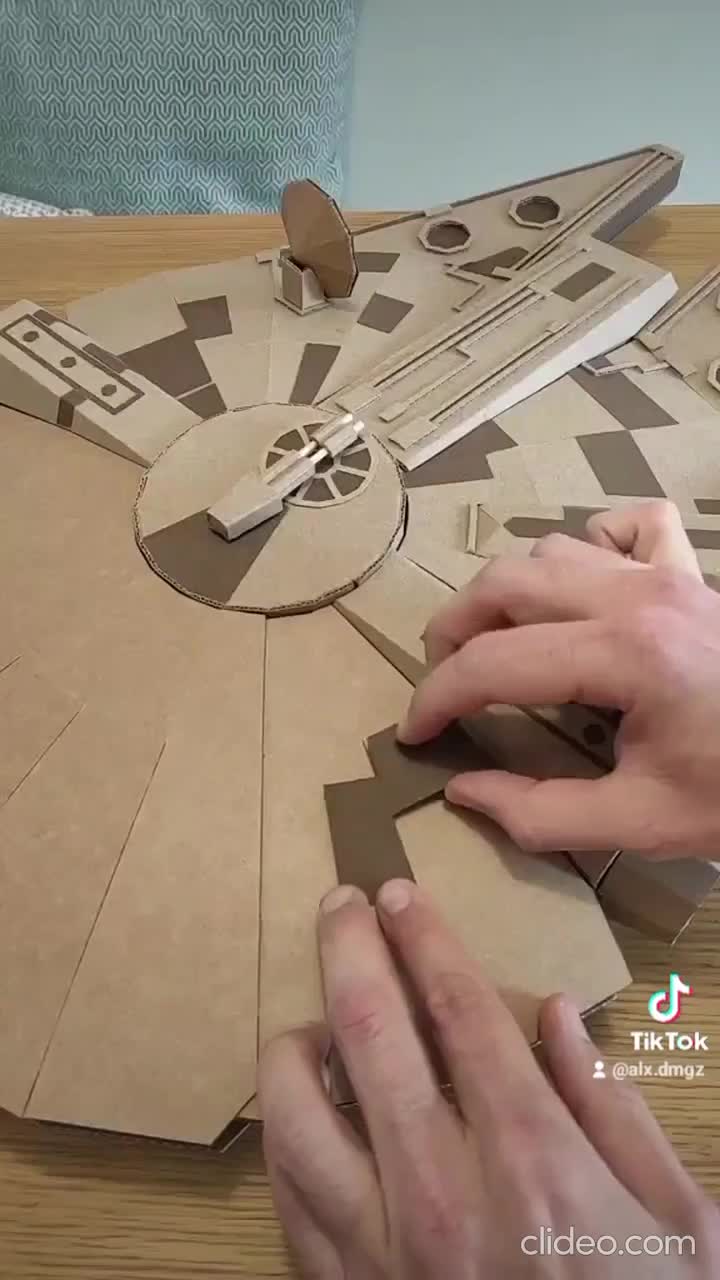 段ボールと厚紙で作るミレニアム・ファルコン宇宙船DIYプラン - Etsy 日本