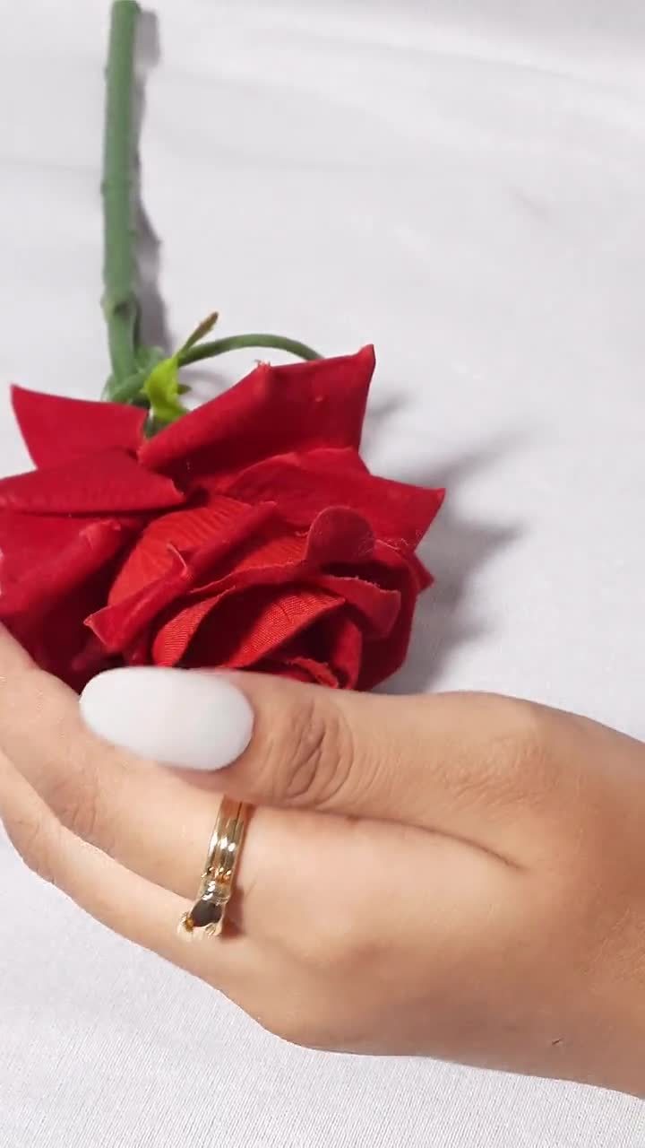 Share 154+ woman hand with engagement ring best xkldase.edu.vn